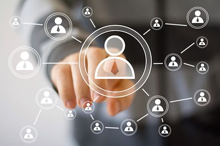 Viele Symbole mit M&auml;nnchen als Netzwerk miteinander verbunden