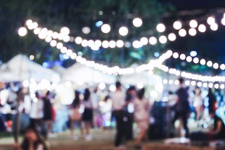 verschwommen ist ein Fest mit Zelten und Lichterketten zu sehen