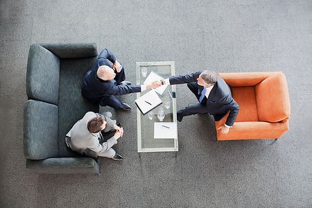 Gesch&auml;ftspartner sch&uuml;tteln H&auml;nde