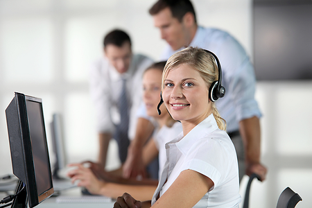 junge Frau im Callcenter