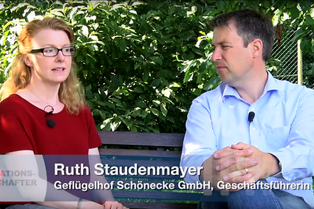 Ruth Staudenmayer und Henner Schönecke auf einer Bank