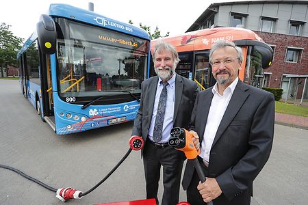 Willi Nibbe mit Aufsichtsratschef Ulrich Pluschkell