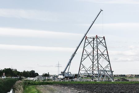 Aufbau eines Strommasts f&uuml;r die Westk&uuml;stenleitung