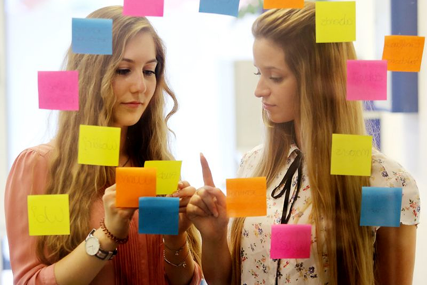 Junge Frauen mit Post-Its