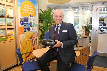 Reiseb&uuml;roleiter Heiko Weiler pr&auml;sentiert eine VR-Brille.