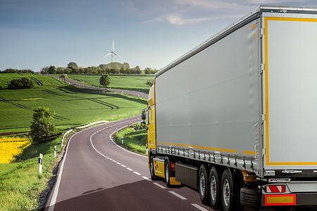 Lkw auf Bundesstra&szlig;e