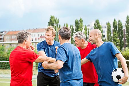 Kollegen beim Fu&szlig;ballspielen