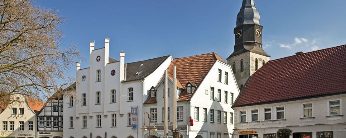 Marktplatz mit Stadtmuseum und Sankt Stephanus Kirche in Beckum