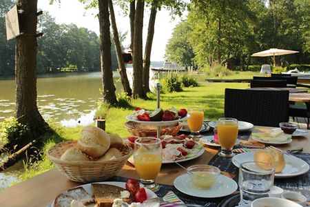 Fr&uuml;hst&uuml;ck im Freien.