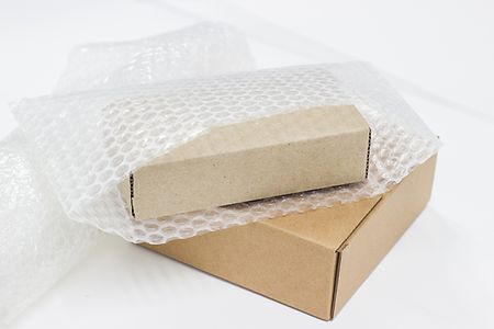 Kartonage mit Luftpolsterverpackung