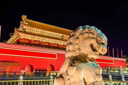 L&ouml;wenstatue vor dem Tiananmen Durchgang in Beijing
