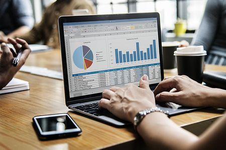 laptop-statistik-haende