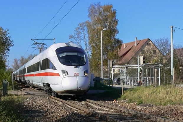 Ein Intercity-Zug auf der G&auml;ubahn