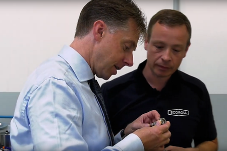 Dr.-Ing. Karsten Röttger im Gespräch mit Mitarbeiter
