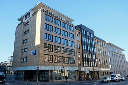 Geb&auml;ude der IHK Aachen vor blauem Himmel