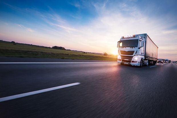 Fahrender LKW auf der Landstraße