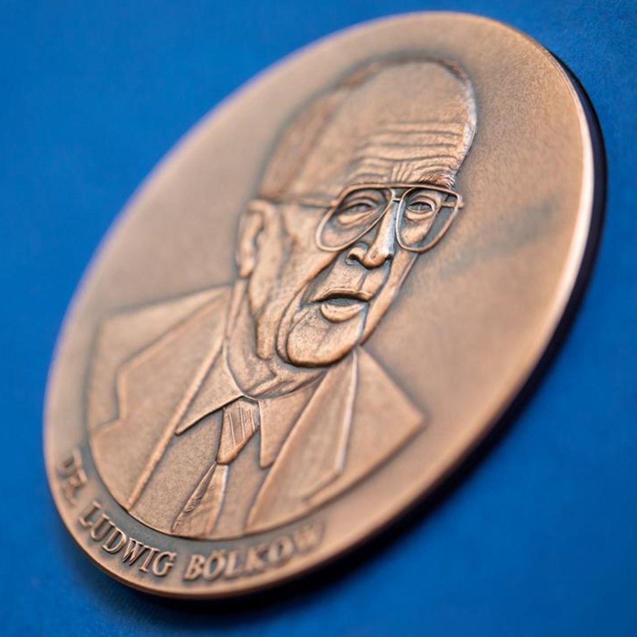 Medaille, die Dr. Ludwig Bölkow zeigt
