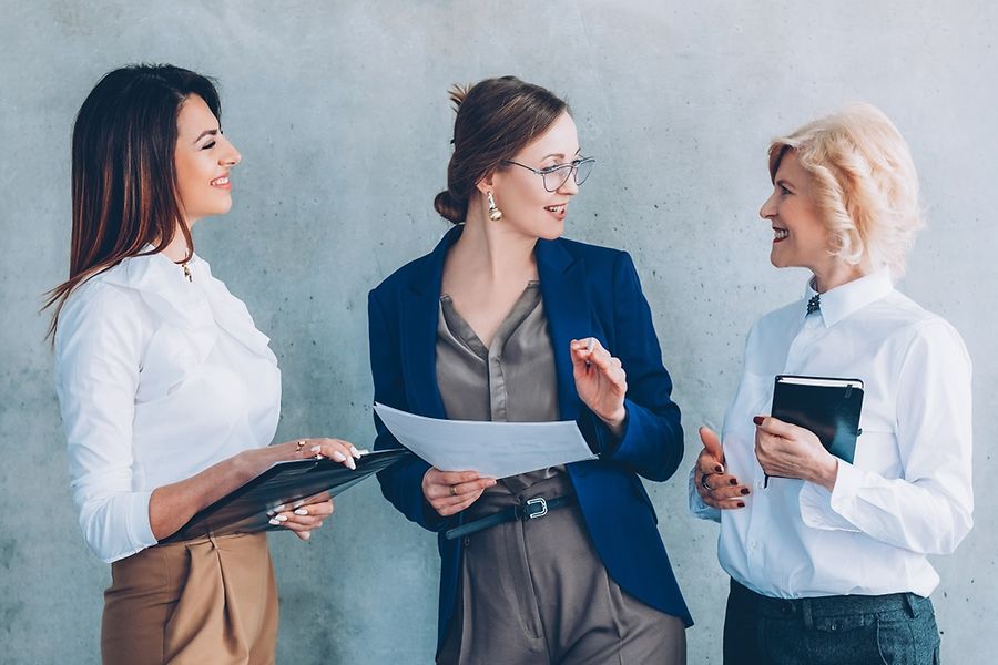 3 Businessfrauen im Gespräch
