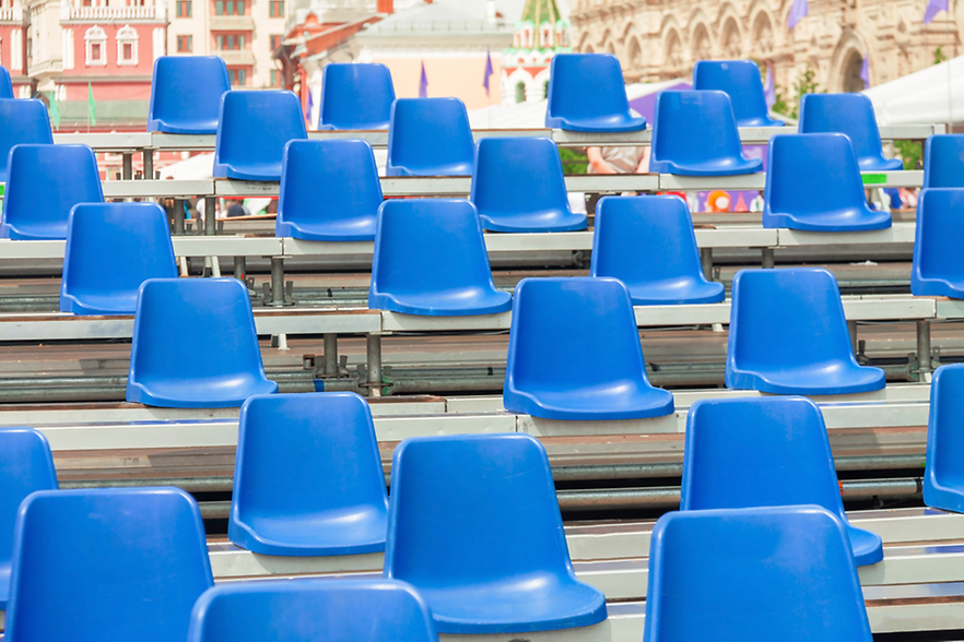 Leere blaue Stühle mit Abstand (pdf-Datei)