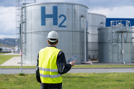 Ingenieur vor Wasserstofflager