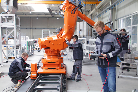 „Industrieroboter in der Produktion“ vom Team der Herzog Maschinenfabrik GmbH & Co. KG