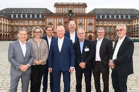 Vollversammlungsmitglieder stehen vor dem Mannheimer Schloss