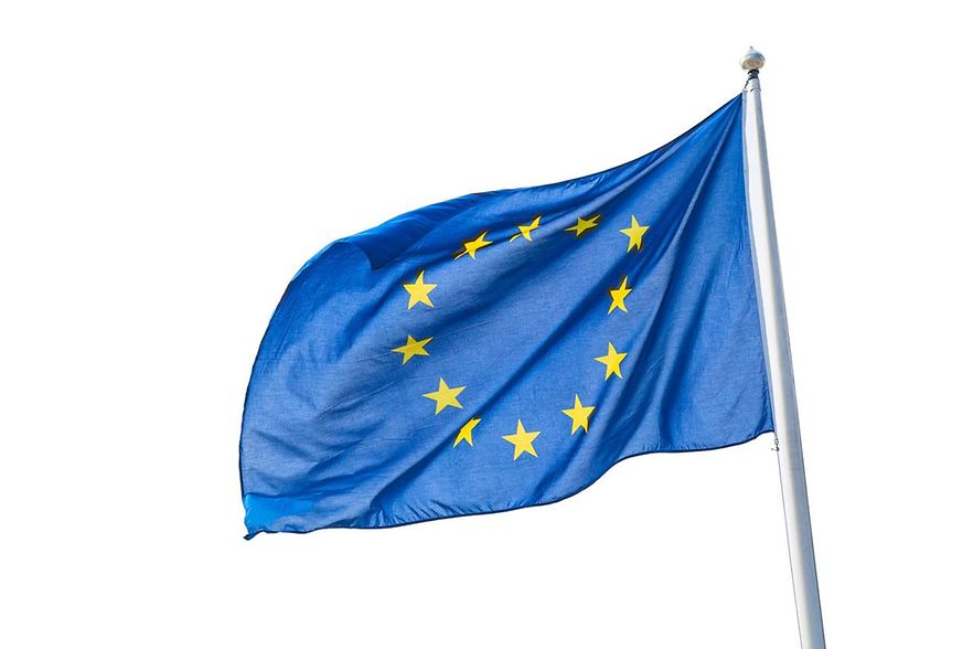 wehende europ&auml;ische Flagge vor wei&szlig;em Hintergrund