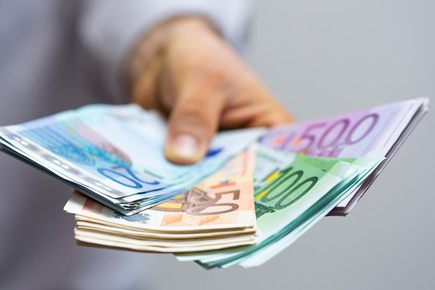 Hand mit Geldscheinen