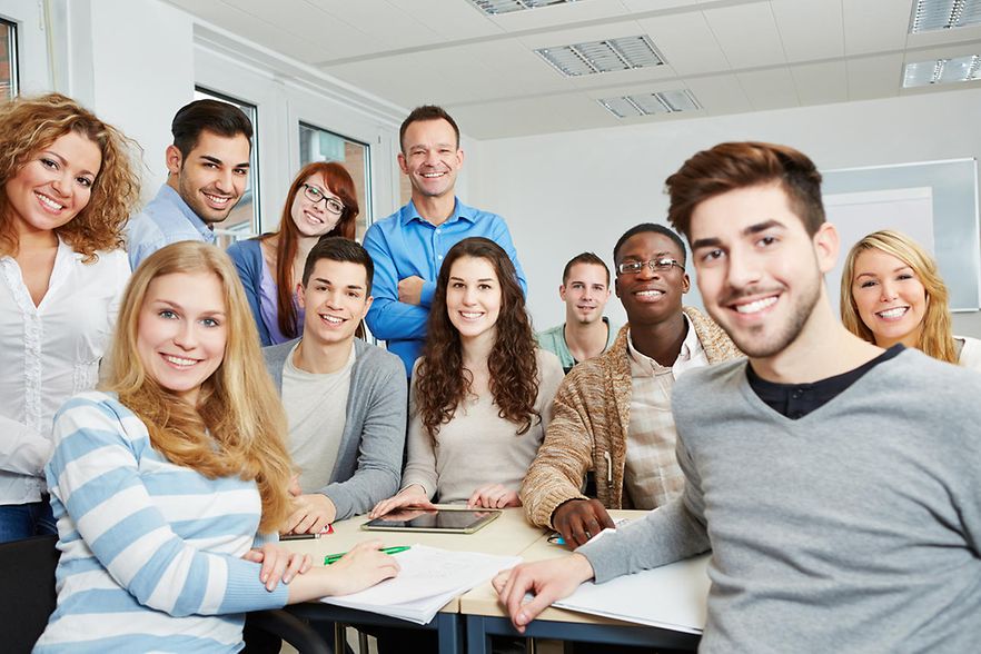 Studenten mit Lehrer und Tablet Computer