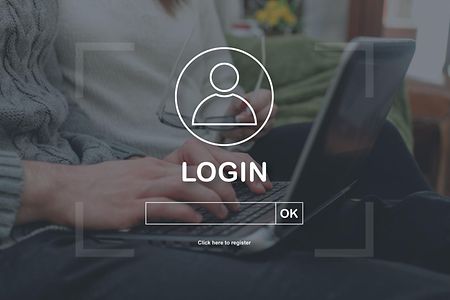 Zu sehen sind mehrere Personen vor einem PC. Dar&uuml;ber liegt ein Schatten mit Login-Symbol.