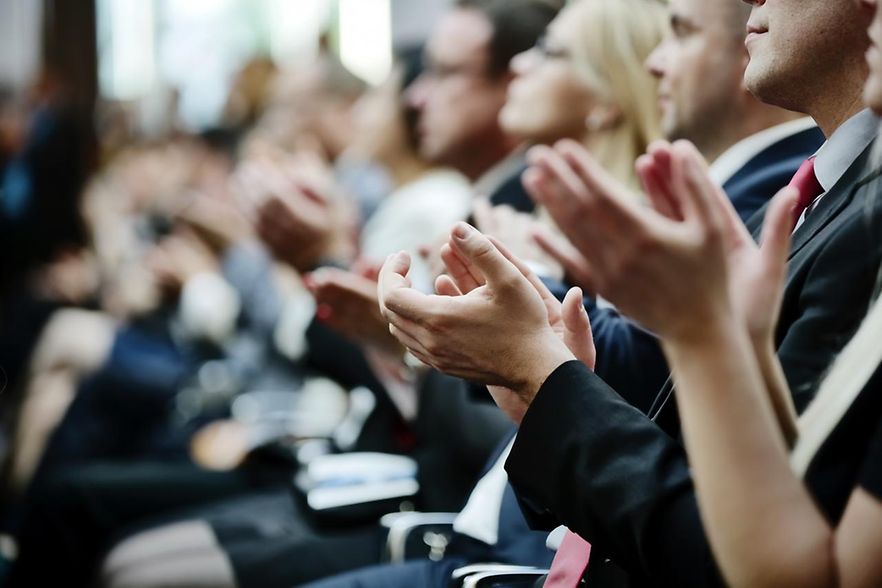 Menschen applaudieren