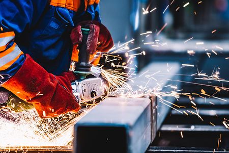 Ein Mann schwei&szlig;t ein Metallteil.