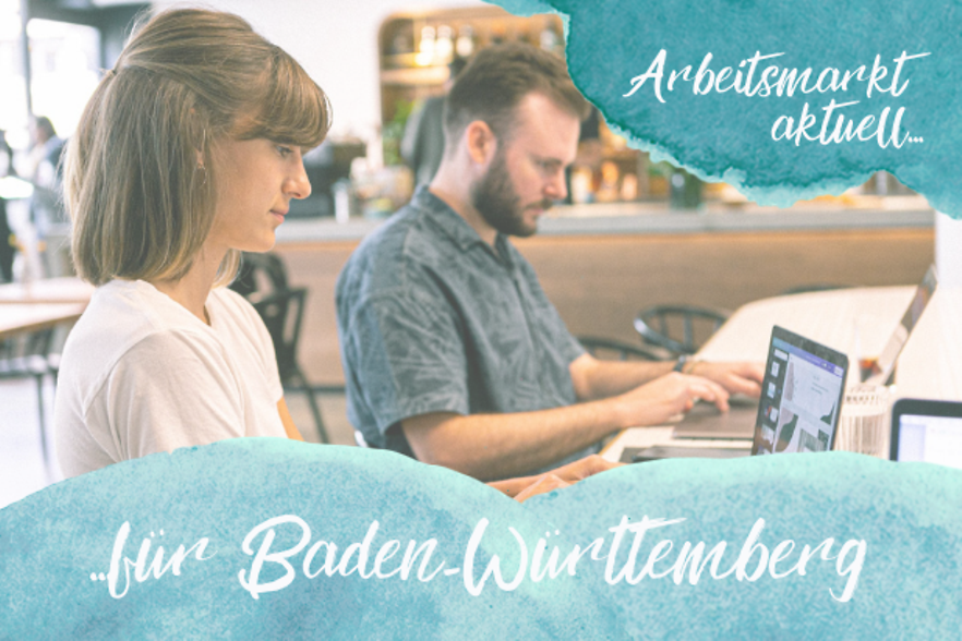 Mann und Frau sitzen am Laptop 