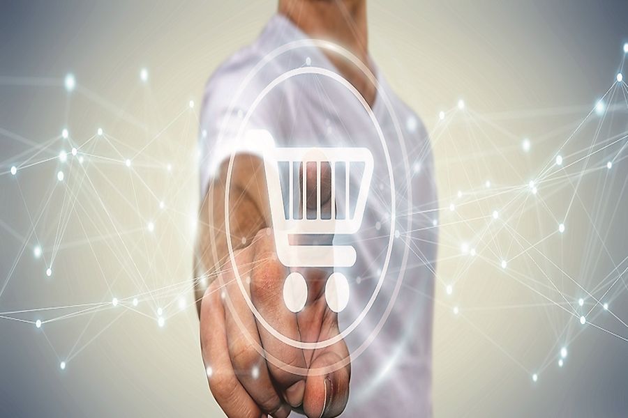 Fingerzeig auf einen digitalen Einkaufswagen