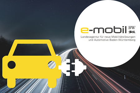 Straße bei Nacht gelbes Auto, weiße Steckdose, oben rechts weißer Kreis mit Schrift: e-Mobil BW