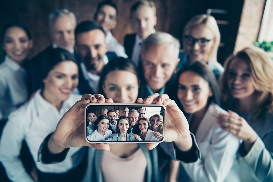 Gruppe macht ein Selfie mit dem Handy