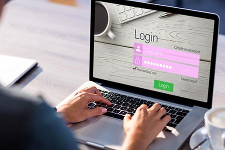 Login-Fenster auf Laptopbildschirm