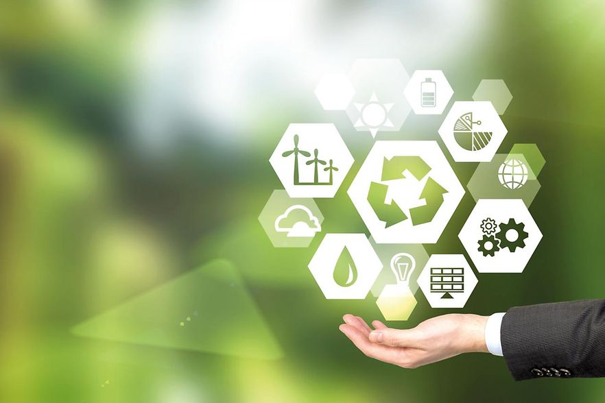 Hand mit Symbolen f&uuml;r Nachhaltigkeit, Umwelt, Energie und Kreislaufwirtschaft vor gr&uuml;nem Hintergrund