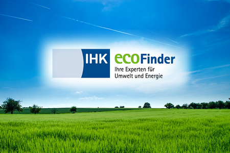Fotografie einer grünen Wiese und blauen Himmel. In Himmel steht das Logo des IHK eco Finder