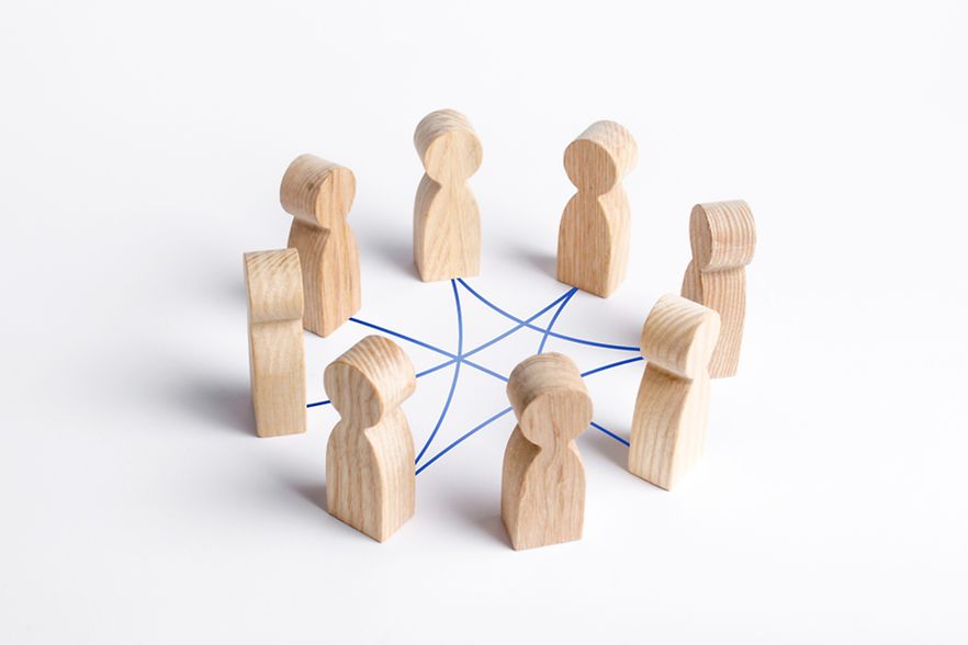 Holzfiguren-blaue-Linie