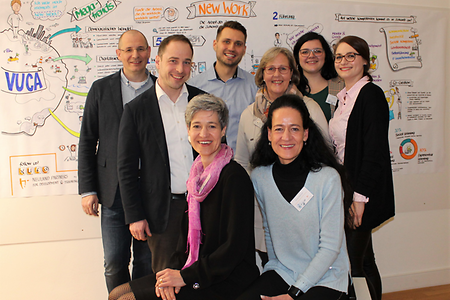 Gruppenfoto der Partner:innen der Initiative Personal und Zukunft gemeinsam mit der Firma Neuland.