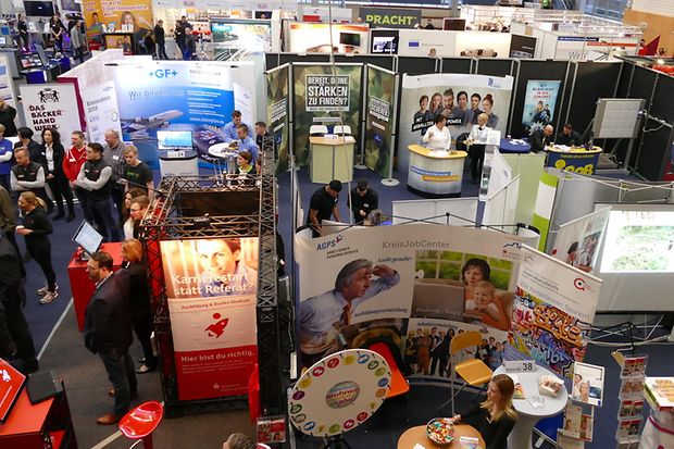 Viele verschiedene Stände der Betriebe und viele interessierte Personen auf der Ausbildungs- und Studienmesse.