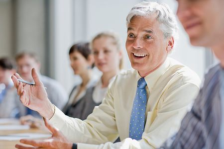 reifer Unternehmer in einer Besprechung