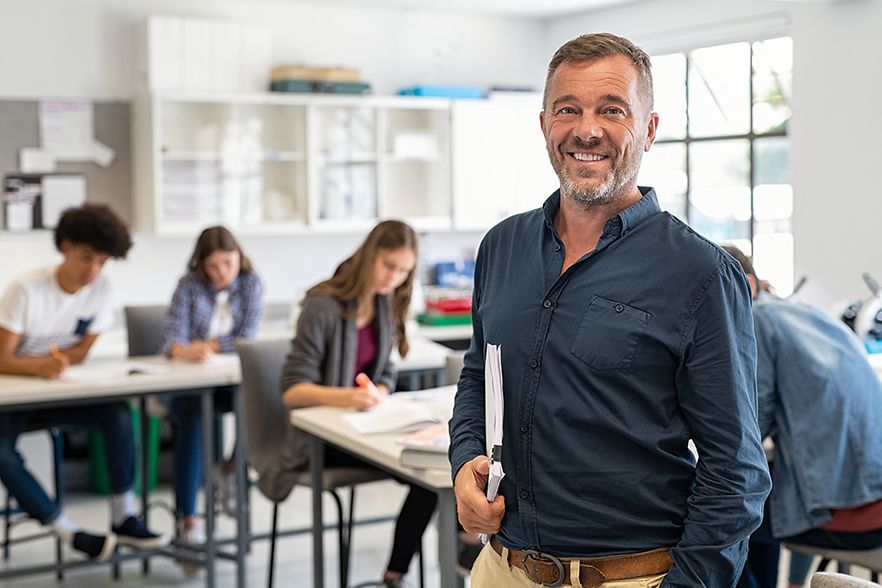 Berufsschullehrer vor seiner Klasse