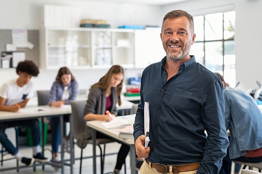Berufsschullehrer vor seiner Klasse