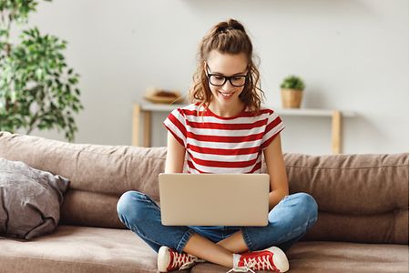 Azubi-Infocenter - junge Frau mit Notebook auf Couch 
