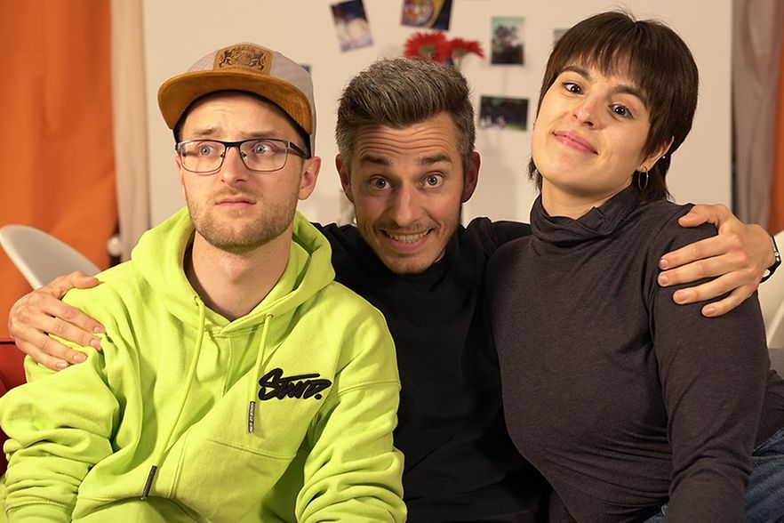 drei Azubis auf Sofa