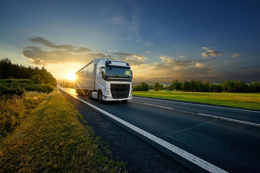 fahrender LKW auf einer Autobahn