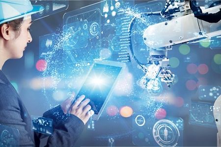 Eine Frau h&auml;lt ein Tablet, daneben digitale Symbole in der Luft und ein Roboterarm.