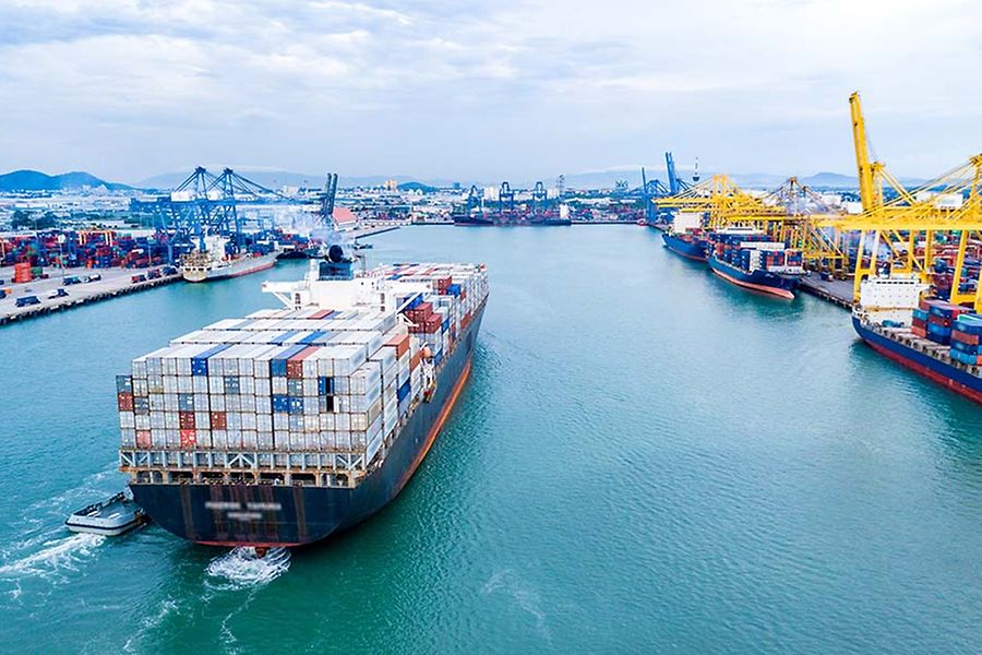 Containerschiff fährt in Hafen ein